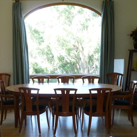Large Laurel Dining table with 3 butterfly leaves